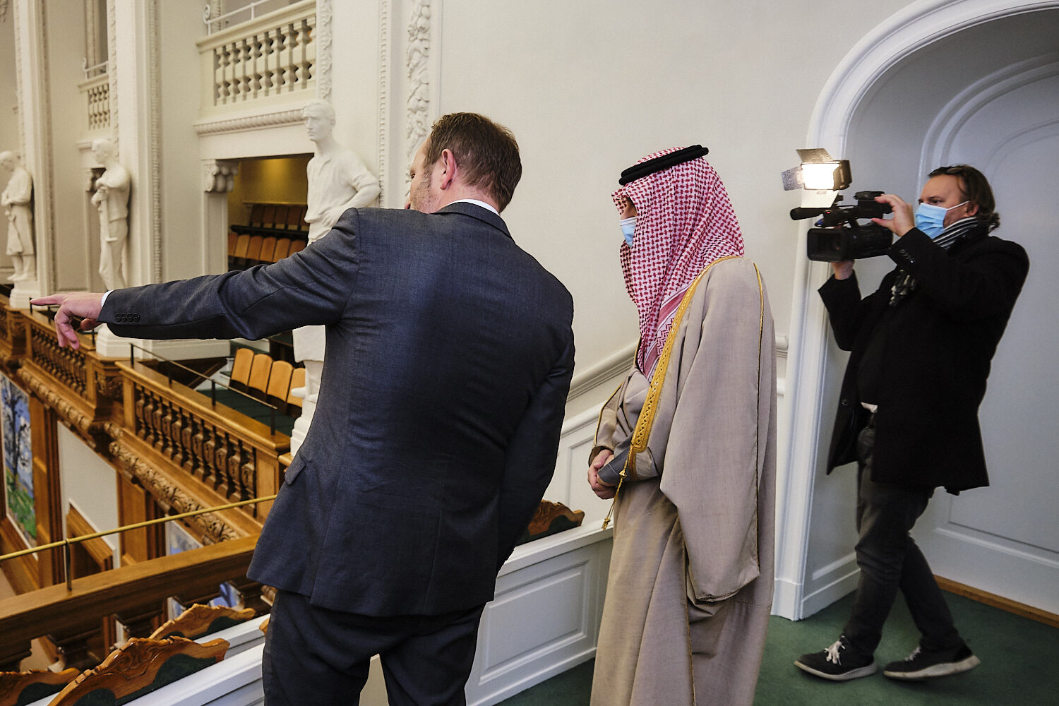 Med videokamera og politi-eskorte i København